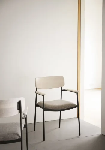 ROWICO Maymont spisebordstol, m. armlen, stablebar - mrk beige stoff/hvitpigmentert eik/svart metall