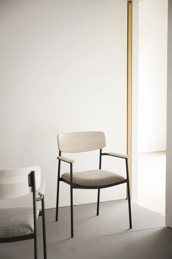 ROWICO Maymont spisebordstol, m. armlen, stablebar - mrk beige stoff/hvitpigmentert eik/svart metall