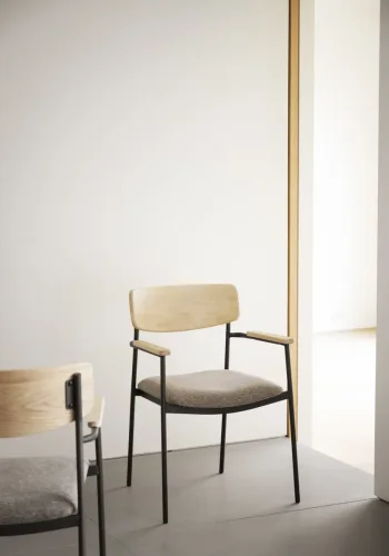 ROWICO Maymont spisebordstol, m. armlen, stables - mrk beige stoff, naturlig eik og svart metall