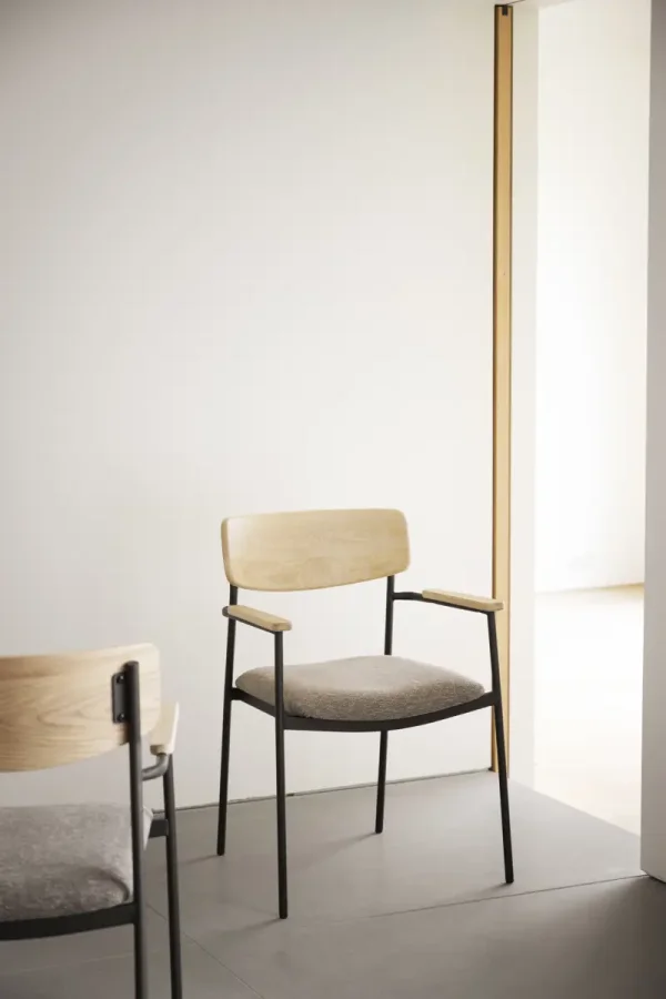 ROWICO Maymont spisebordstol, m. armlen, stables - mrk beige stoff, naturlig eik og svart metall