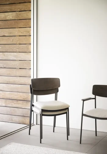 ROWICO Maymont spisestuestol, stablebar - lys beige stoff, brun eik og svart metall