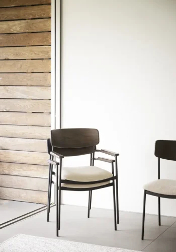 ROWICO Maymont spisebordstol, m. armlen, stables - lys beige stoff, brun eik og sort metall