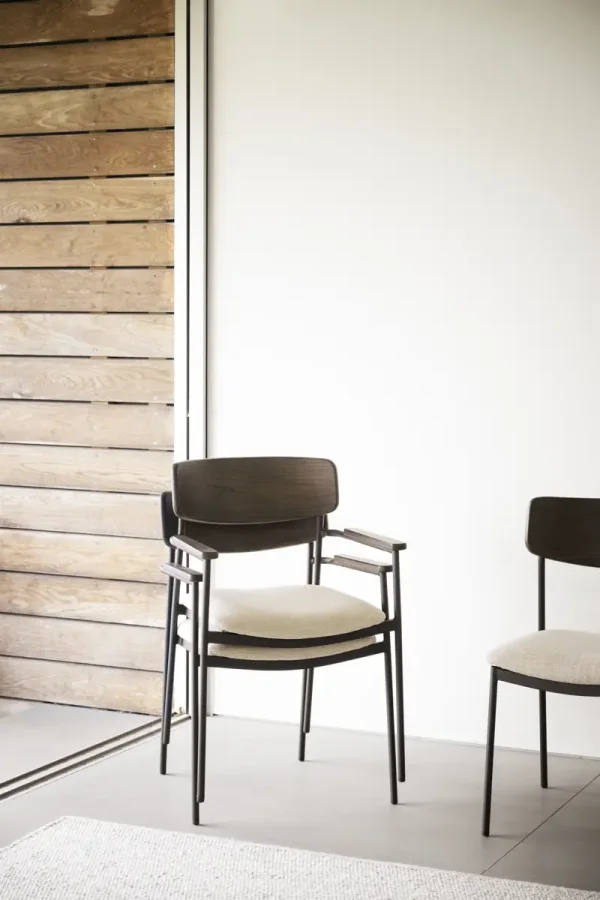 ROWICO Maymont spisebordstol, m. armlen, stables - lys beige stoff, brun eik og sort metall