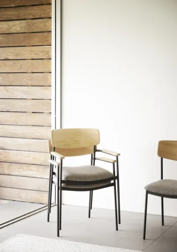 ROWICO Maymont spisebordstol, m. armlen, stables - mrk beige stoff, naturlig eik og svart metall