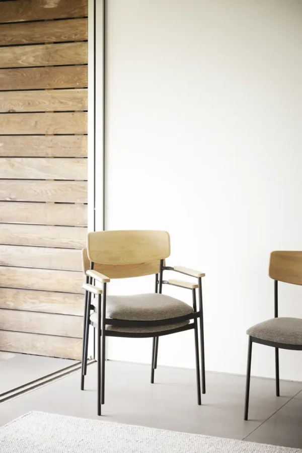 ROWICO Maymont spisebordstol, m. armlen, stables - mrk beige stoff, naturlig eik og svart metall