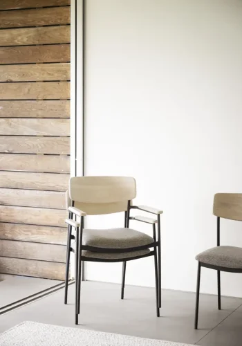 ROWICO Maymont spisebordstol, m. armlen, stablebar - mrk beige stoff/hvitpigmentert eik/svart metall