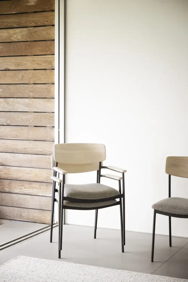 ROWICO Maymont spisebordstol, m. armlen, stablebar - mrk beige stoff/hvitpigmentert eik/svart metall