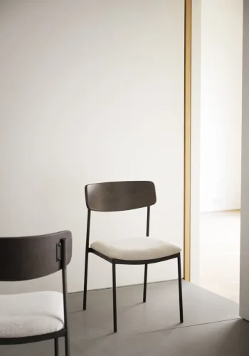 ROWICO Maymont spisestuestol, stablebar - lys beige stoff, brun eik og svart metall