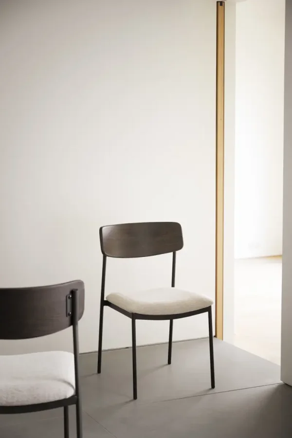 ROWICO Maymont spisestuestol, stablebar - lys beige stoff, brun eik og svart metall