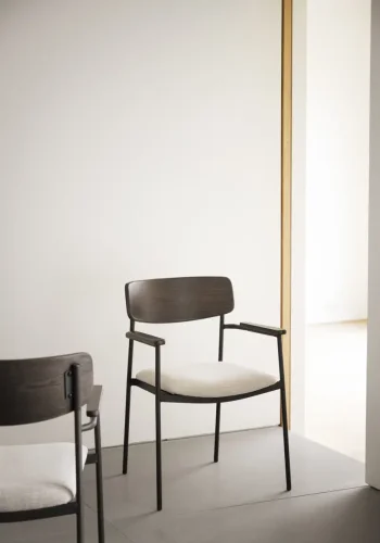 ROWICO Maymont spisebordstol, m. armlen, stables - lys beige stoff, brun eik og sort metall