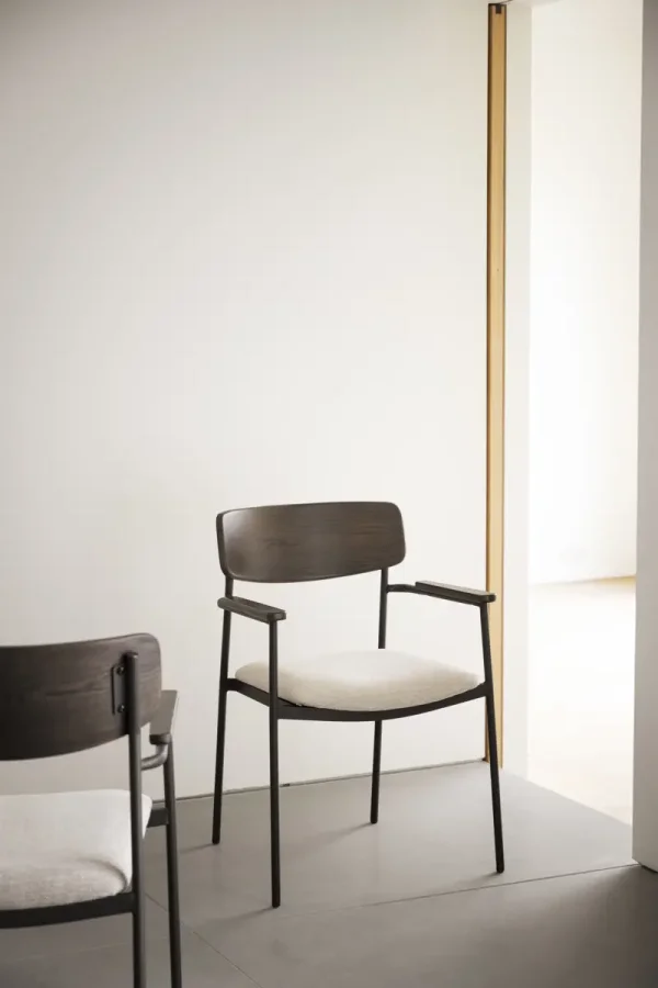 ROWICO Maymont spisebordstol, m. armlen, stables - lys beige stoff, brun eik og sort metall