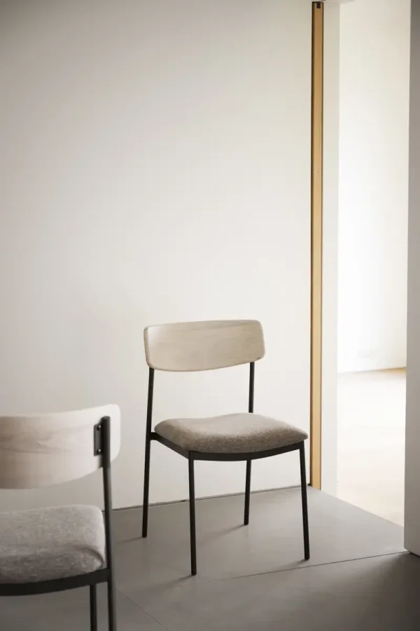 ROWICO Maymont spisestuestol, stablebar - mrk beige stoff, hvitpigmentert eik og sort metall