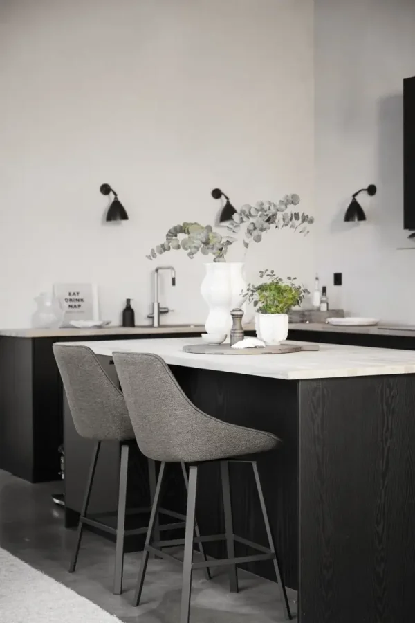 ROWICO Alison barstol, drejelig, m. rygln og fodsttte - mrk beige stof og sort metal