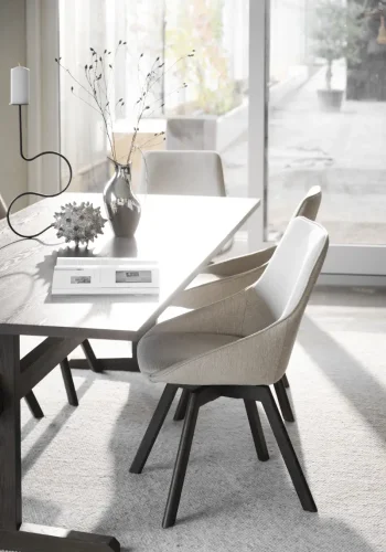 ROWICO Alison spisebordsstol, drejelig - lys beige stof og brun egetr