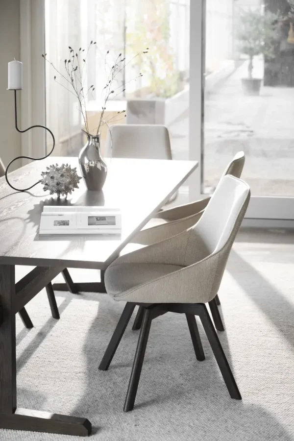 ROWICO Alison spisebordsstol, drejelig - lys beige stof og brun egetr