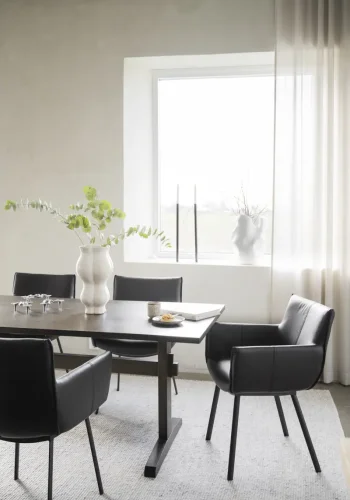 ROWICO Hinckley spisebordstol, m. armlener - svart skinn og sort metall