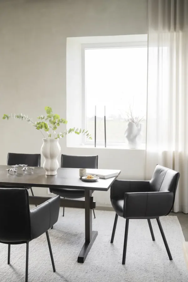 ROWICO Hinckley spisebordstol, m. armlener - svart skinn og sort metall