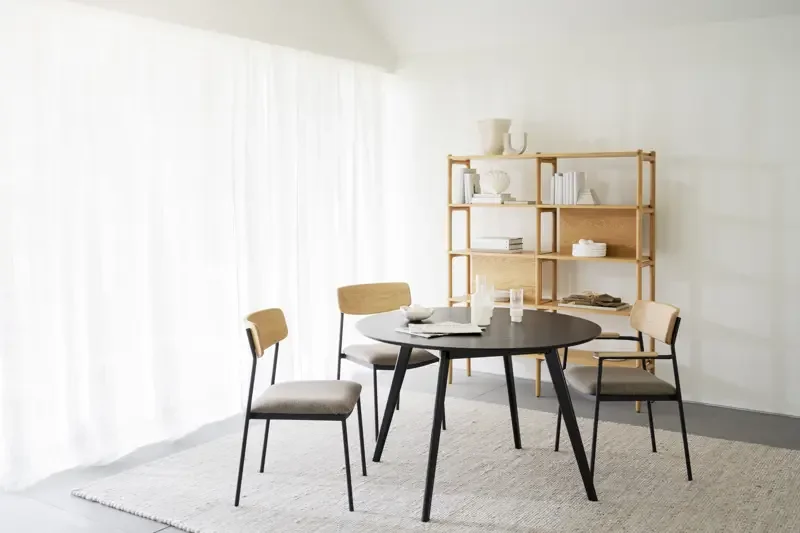 ROWICO Maymont spisestuestol, stablebar - mrk beige stoff, naturlig eik og svart metall