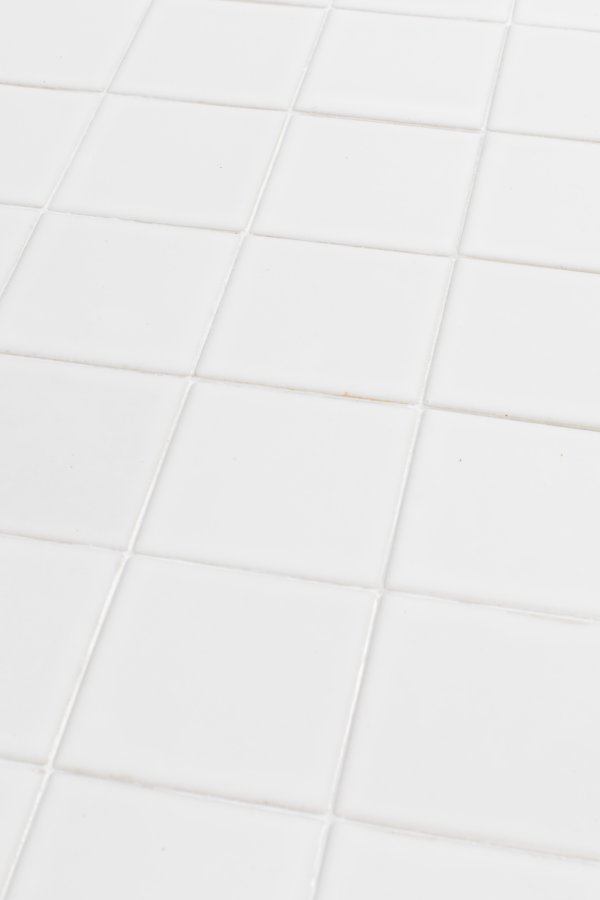 ZUIVER Glasert salongbord, rektangulrt - hvit keramikk og jern (93x42,5)