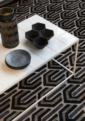 ZUIVER Glasert salongbord, rektangulrt - hvit keramikk og jern (93x42,5)