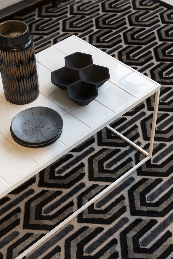 ZUIVER Glasert salongbord, rektangulrt - hvit keramikk og jern (93x42,5)