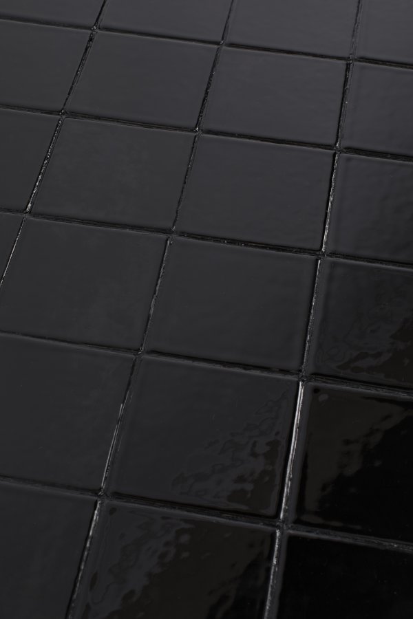 ZUIVER Glasert salongbord, rektangulrt - svart keramikk og jern (93x42,5)