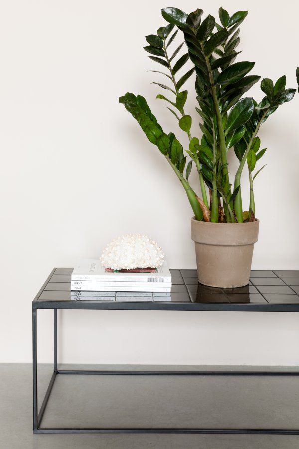 ZUIVER Glasert salongbord, rektangulrt - svart keramikk og jern (93x42,5)