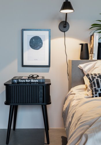 ZUIVER Barbier sidebord, m. 1 skyvedr - svart ask finer og gummitre (45x45)