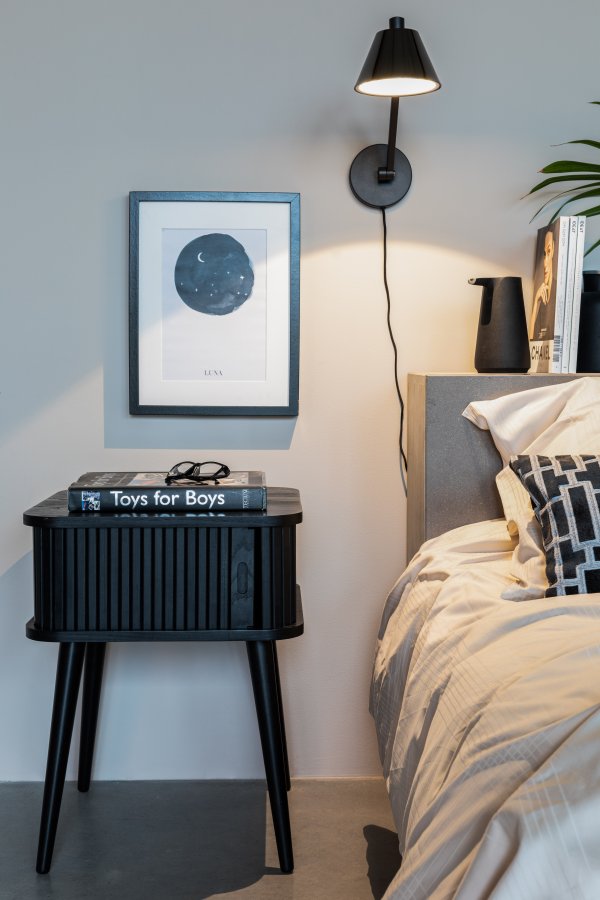 ZUIVER Barbier sidebord, m. 1 skyvedr - svart ask finer og gummitre (45x45)