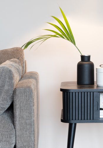 ZUIVER Barbier sidebord, m. 1 skyvedr - svart ask finer og gummitre (45x45)