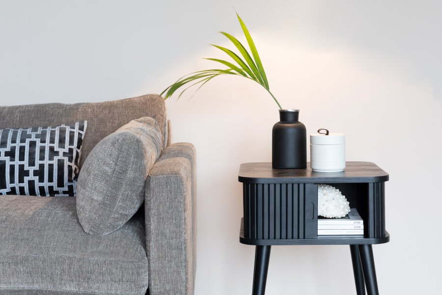 ZUIVER Barbier sidebord, m. 1 skyvedr - svart ask finer og gummitre (45x45)