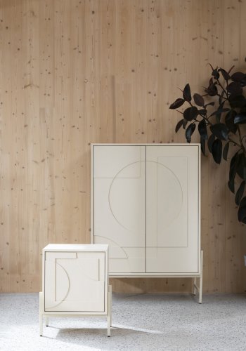 ZUIVER Faces sidebord, m. 1 dr og 1 hylle - beige eik og jern (45x35)