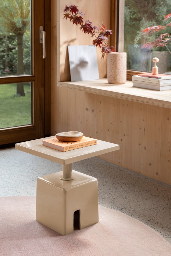 ZUIVER Chubby sidebord, firkantet - beige jern (40x40)