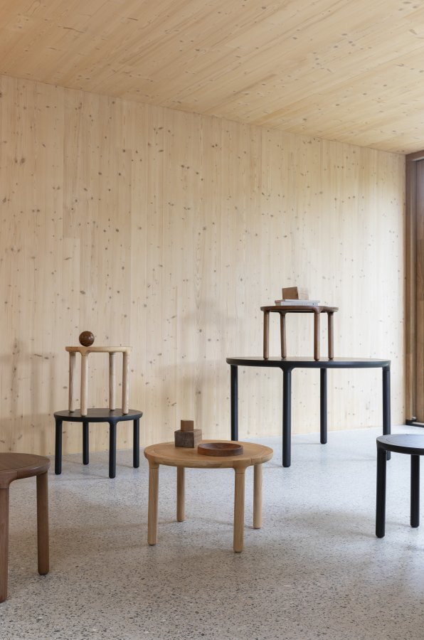 ZUIVER Storm sidebord, rundt - naturlig eikefiner og asketre (45)