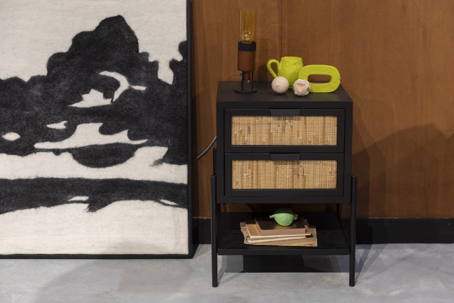 DUTCHBONE Yasu nattbord, m. 1 hylle og 2 skuffer - naturlig rotting og svart tre/jern (45x35)