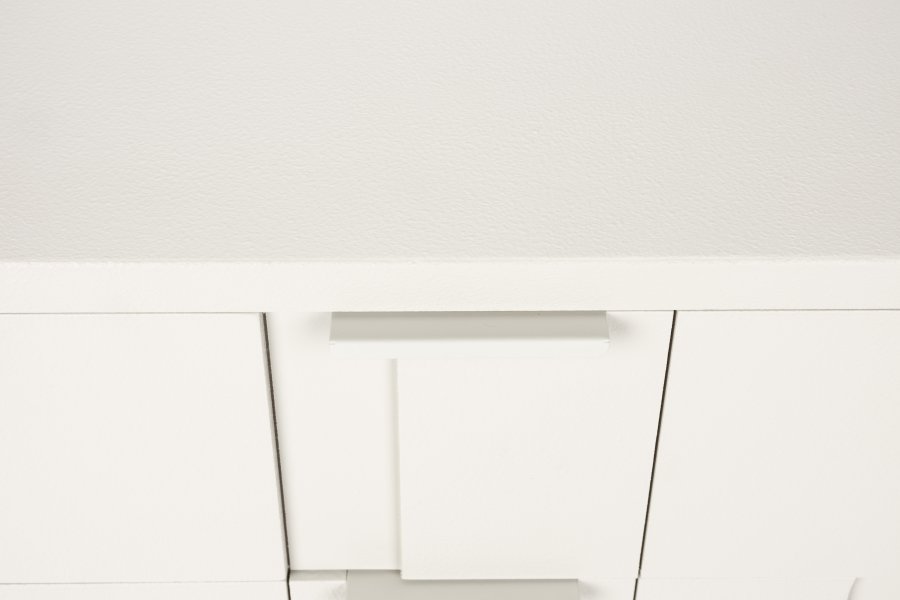 WHITE LABEL LIVING Funk sidebord, m. 3 skuffer - beige MDF og grtt jern (40x50)