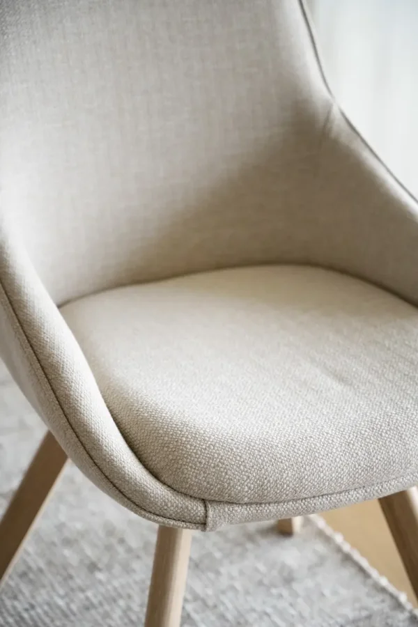 ROWICO Alison spisebordsstol, drejelig - lys beige stof og natur egetr