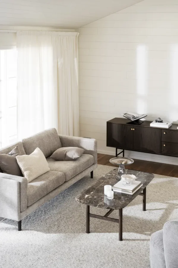 ROWICO Braden 3 pers. sofa - lys beige stoff og brun eik