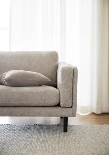 ROWICO Braden 3 pers. sofa - lys beige stoff og brun eik