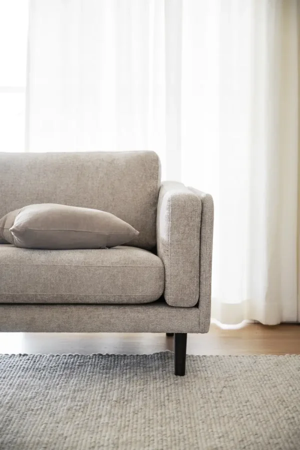 ROWICO Braden 3 pers. sofa - lys beige stoff og brun eik