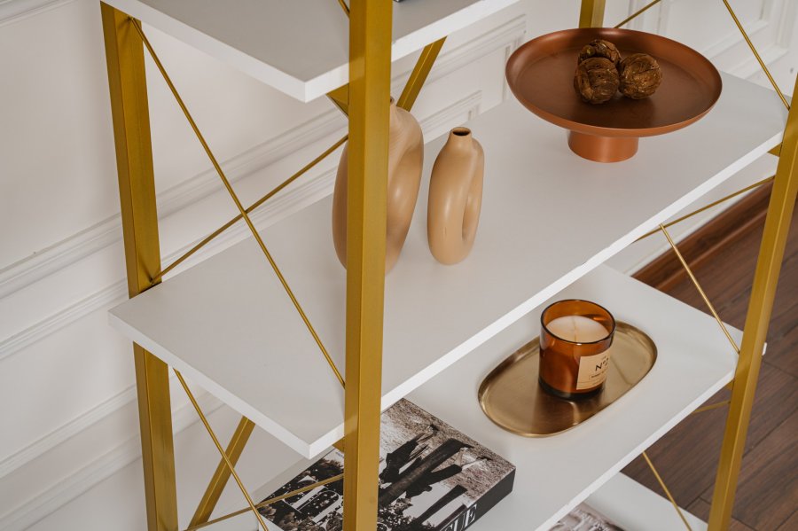 NORDVRK Elysian bokhylle, med 5 hyller - hvit melamin og gullfarget metall