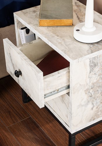 NORDVRK Glimmer nattbord, m. 1 rom og 2 skuffer - Fressia marmor melamin og svart metall (45,2x29,5)