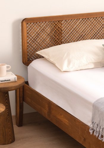 NORDVRK Izabelya 180 sengeramme, med hodegavl og lamellbunn - valnttfarget gran og tre (180x200)