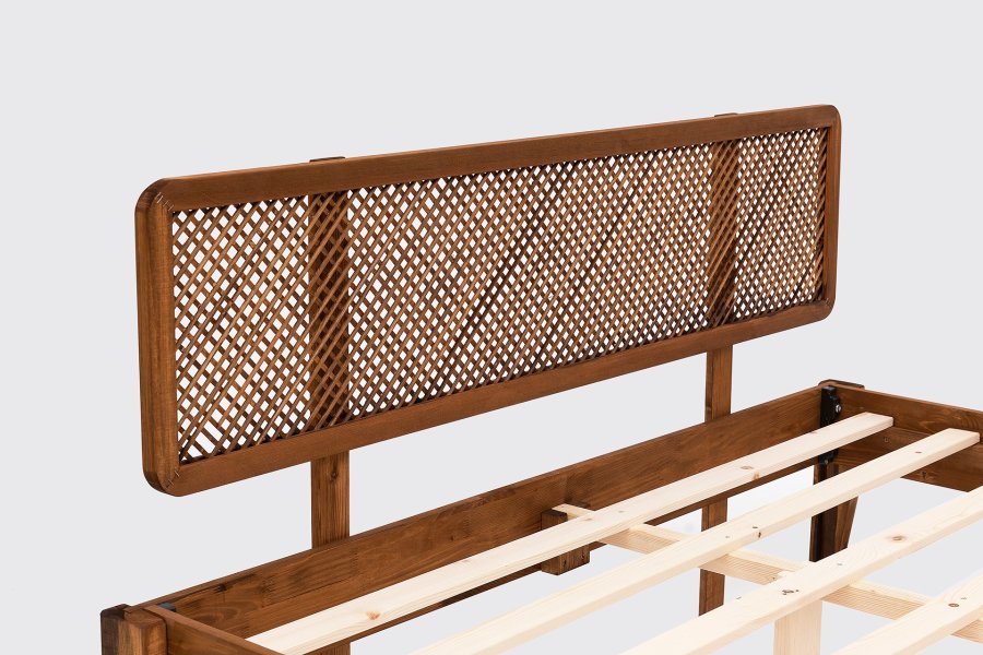 NORDVRK Izabelya 180 sengeramme, med hodegavl og lamellbunn - valnttfarget gran og tre (180x200)