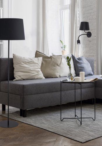 TK Maja gulvlampe - sort stof og sort metal