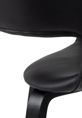 ACT NORDIC Nova Esszimmerstuhl, mit Armlehnen – schwarzes PU und schwarzes Eichenfurnier