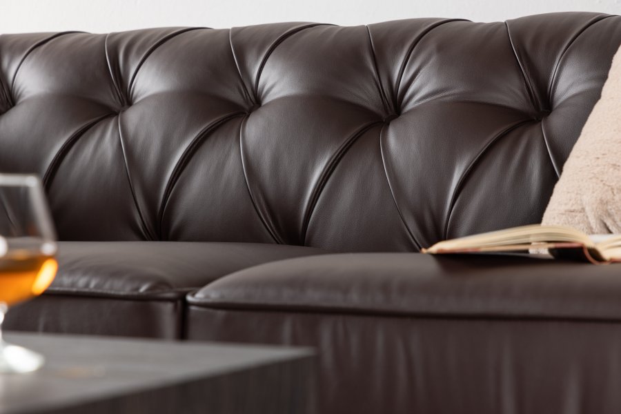 VENTURE DESIGN Ätran sofa - mrkebrun PU og gummitre