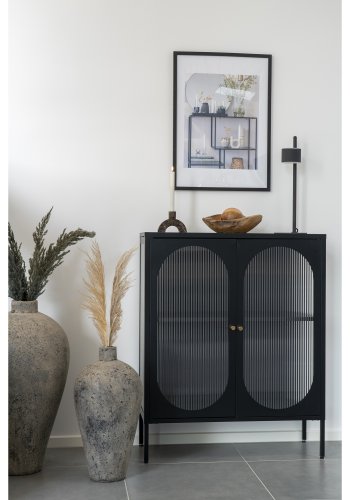 HOUSE NORDIC Adelaide vitrineskap, m. 2 riflet glassdrer - sort stl