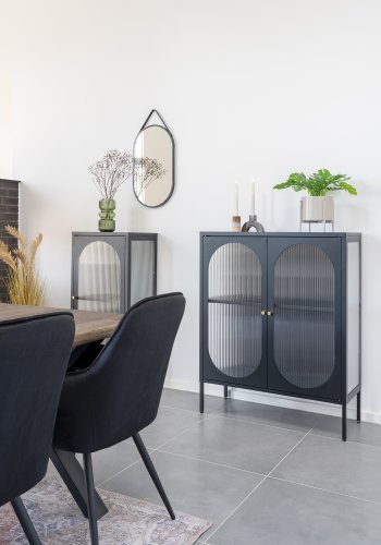 HOUSE NORDIC Adelaide vitrineskap, m. 2 riflet glassdrer - sort stl
