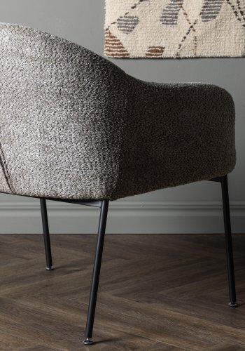 VENTURE DESIGN Catania Sessel, mit Armlehnen – hellgraues Polyesterbouclé und schwarzer Stahl